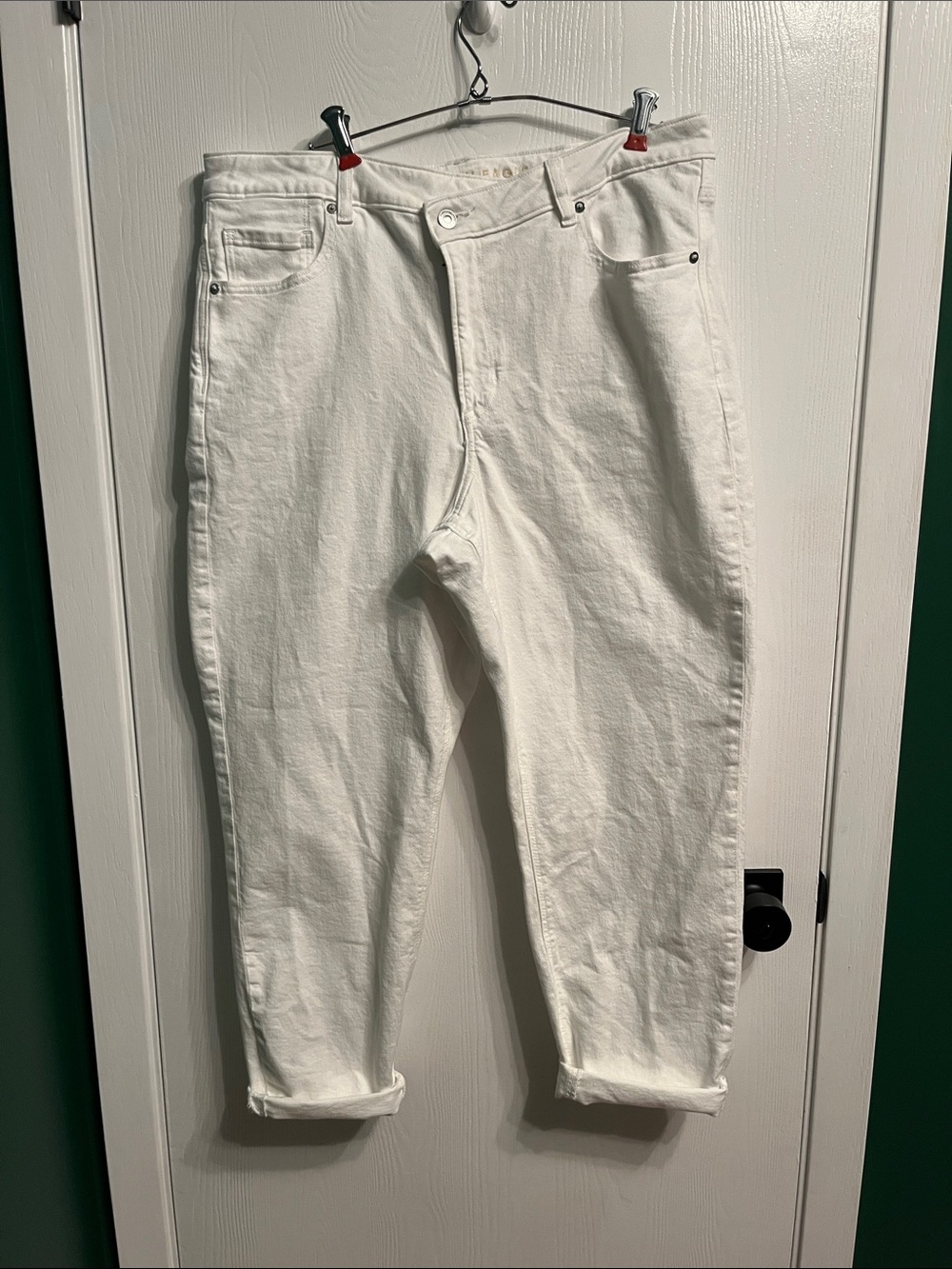 Women’s American Eagle mom style white stretch jeans size 16!